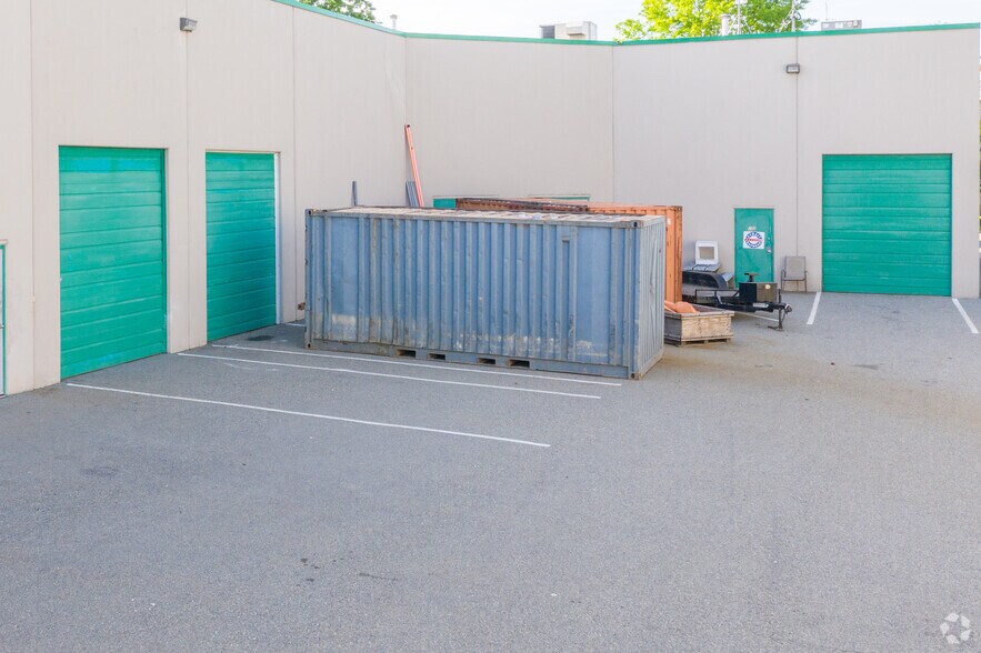 More Photos Of 7088 Venture St, Delta Light Distribution For Lease