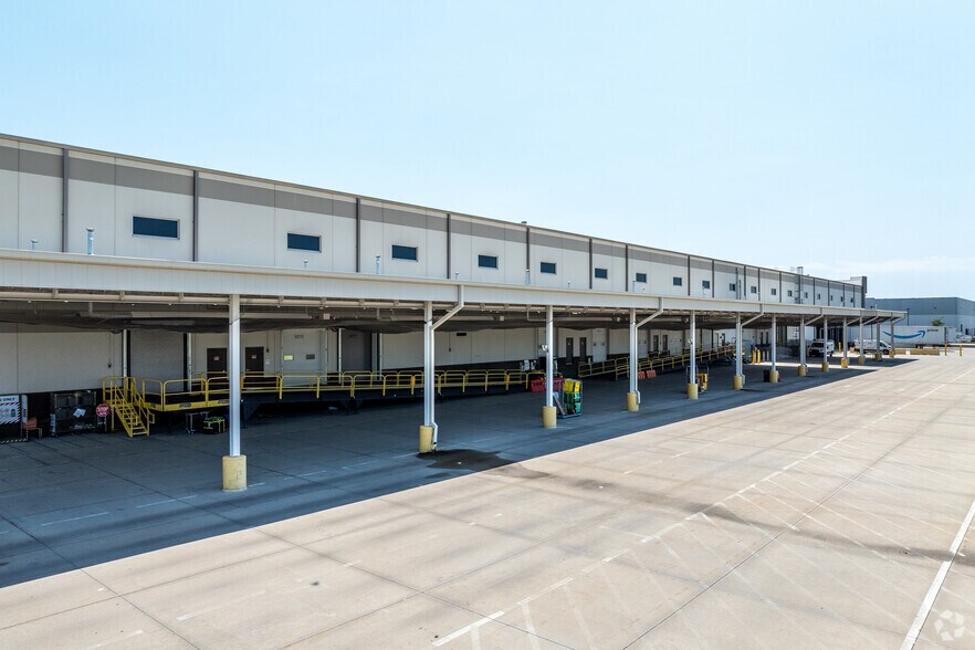 More Photos Of 1301 SE Gateway Dr, Grimes Distribution For Lease