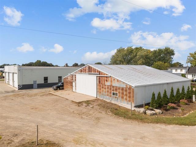 More Photos Of 8889 Oakwood Ave, Neenah Service For Sale