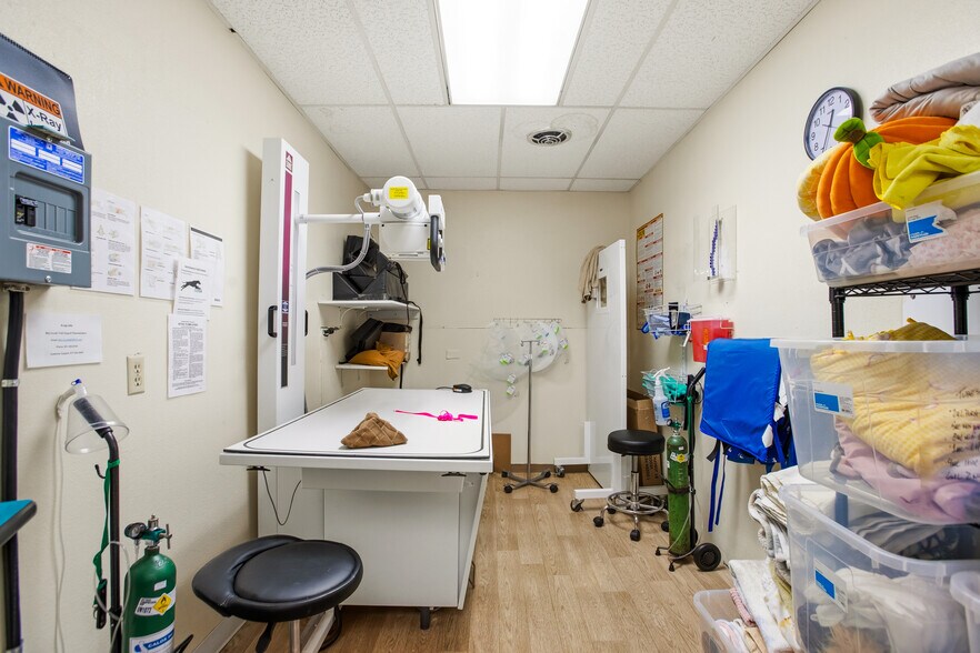 More Photos Of 4254 Eagle Rock Blvd, Los Angeles Veterinarian Kennel For Sale