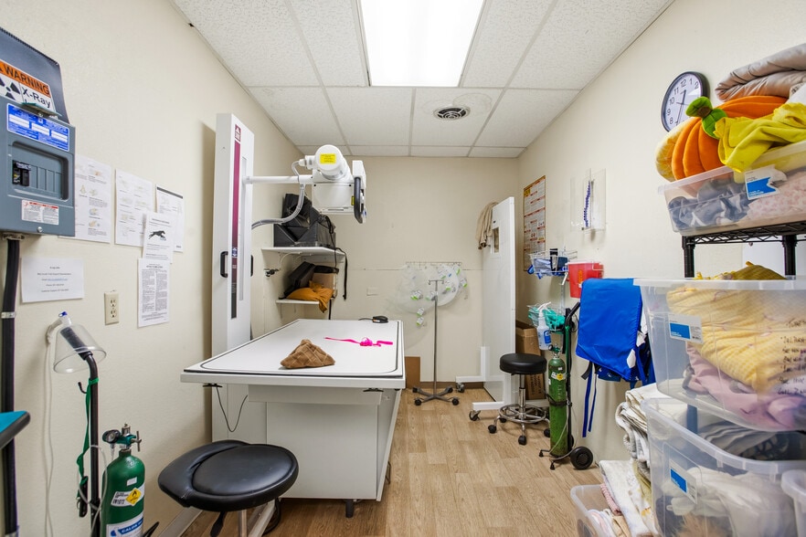 More Photos Of 4254 Eagle Rock Blvd, Los Angeles Veterinarian Kennel For Sale