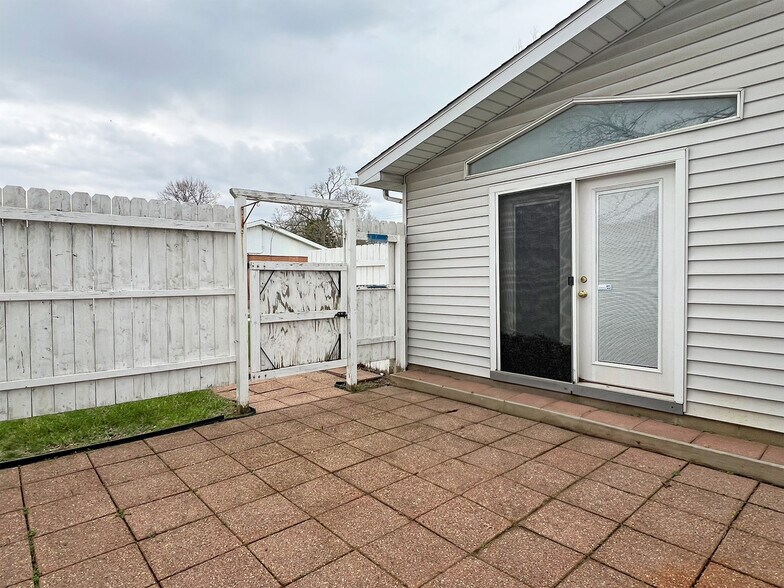 More Photos Of 3567 W 26th St, Erie Freestanding For Sale