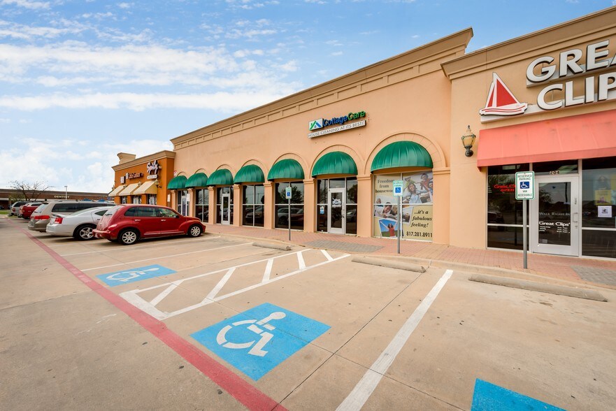 More Photos Of 6801 Rufe Snow Dr, Watauga Unknown For Lease