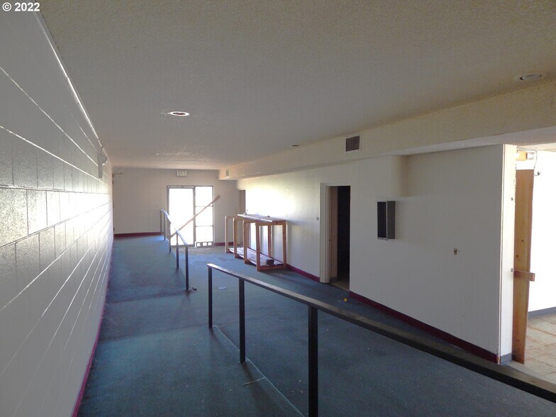 More Photos Of 400 Grant Smith Rd, Roseburg Specialty For Lease