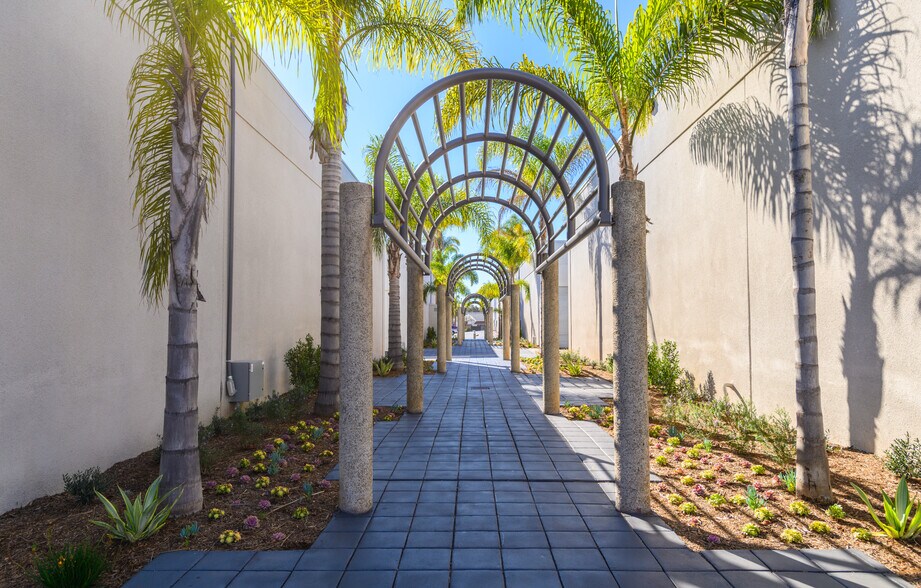 More Photos Of 711 W 17th St, Costa Mesa Light Manufacturing For Sale