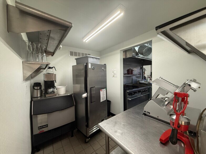 More Photos Of 33518 W Jefferson Ave, Rockwood Restaurant For Sale
