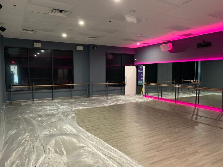 More Photos Of 670 S Green Valley Pky, Henderson Storefront Retail Office For Lease