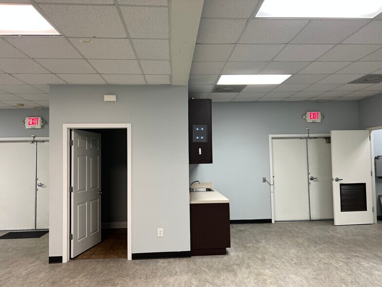 More Photos Of 166 Commerce Pky, Cornelia Office For Lease