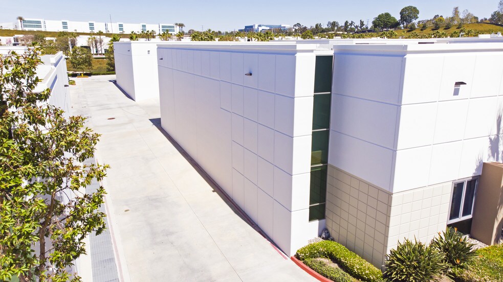 More Photos Of 3913 Oceanic Dr, Oceanside Light Manufacturing For Lease