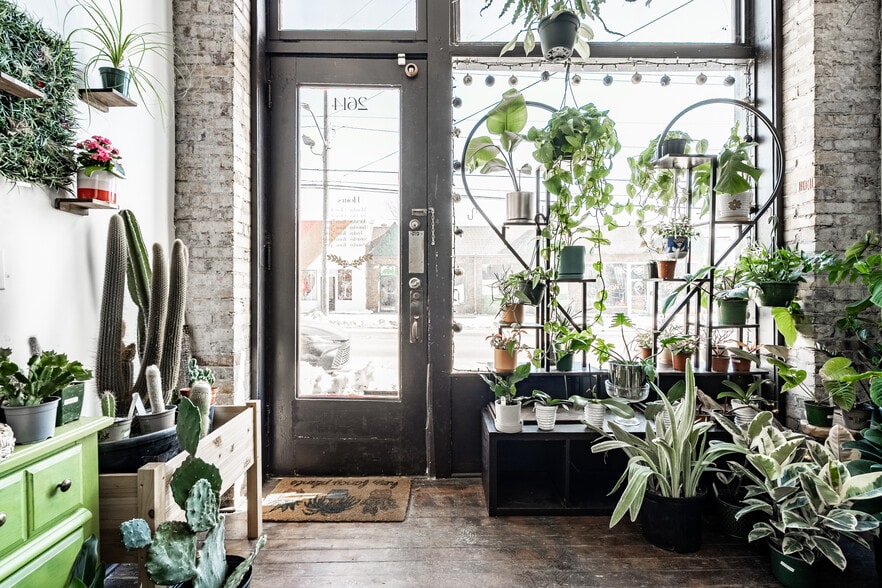 More Photos Of 2614 Shelby St, Indianapolis General Retail For Lease