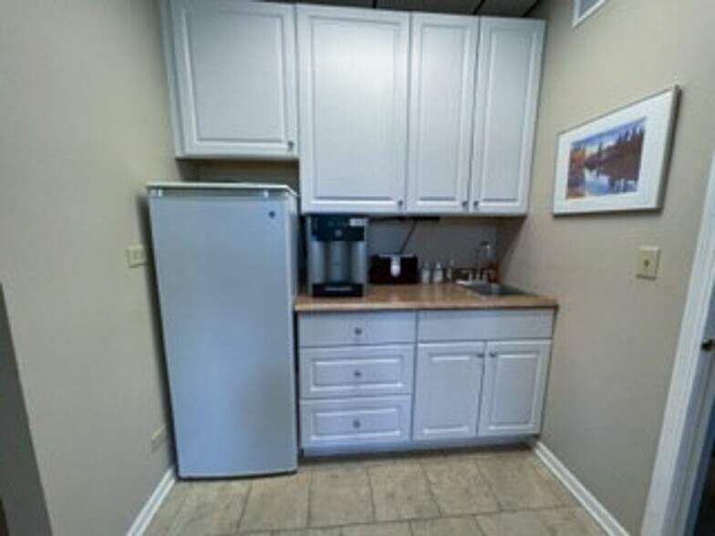 More Photos Of 600 W Roosevelt Rd, Wheaton Office For Lease