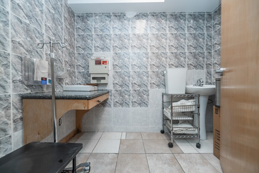 More Photos Of 1749 E 16th St, Brooklyn Storefront Retail Office For Sale