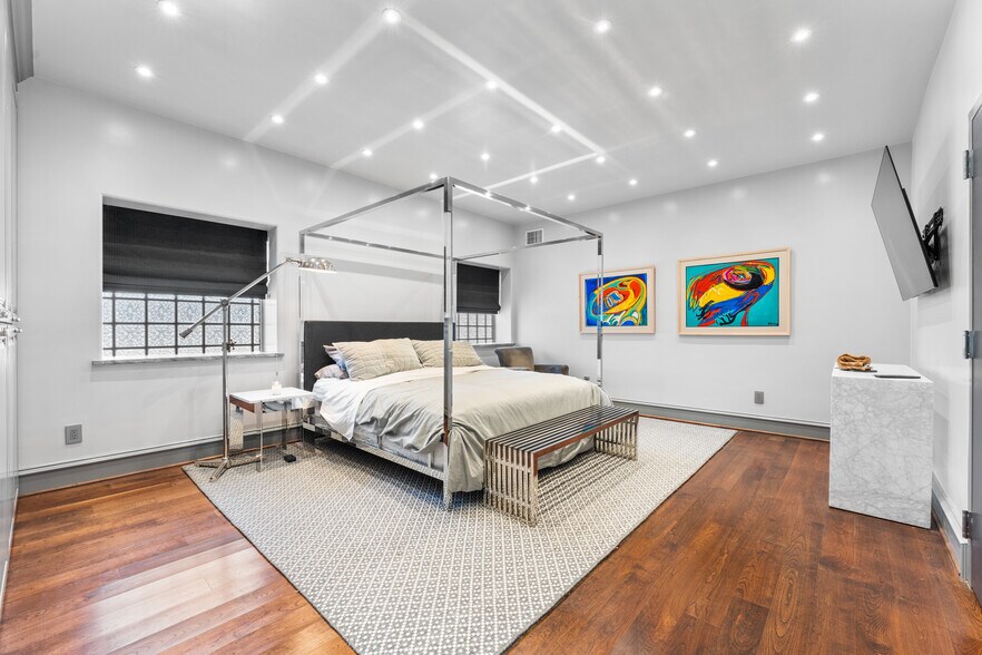 More Photos Of 1400 S Gribble St, Sherman Flex For Sale