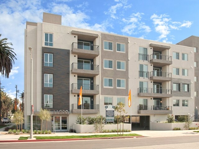 More Photos Of 11900 Courtleigh Dr, Los Angeles Apartments For Sale