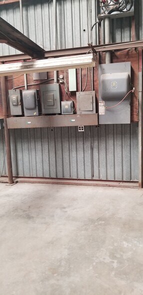 More Photos Of 6417 McGrew St, Houston Manufacturing For Lease