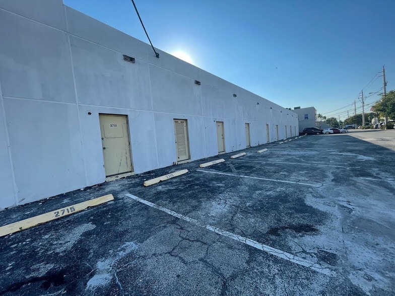 More Photos Of 2701-2715 E Commercial Blvd, Fort Lauderdale Freestanding For Lease