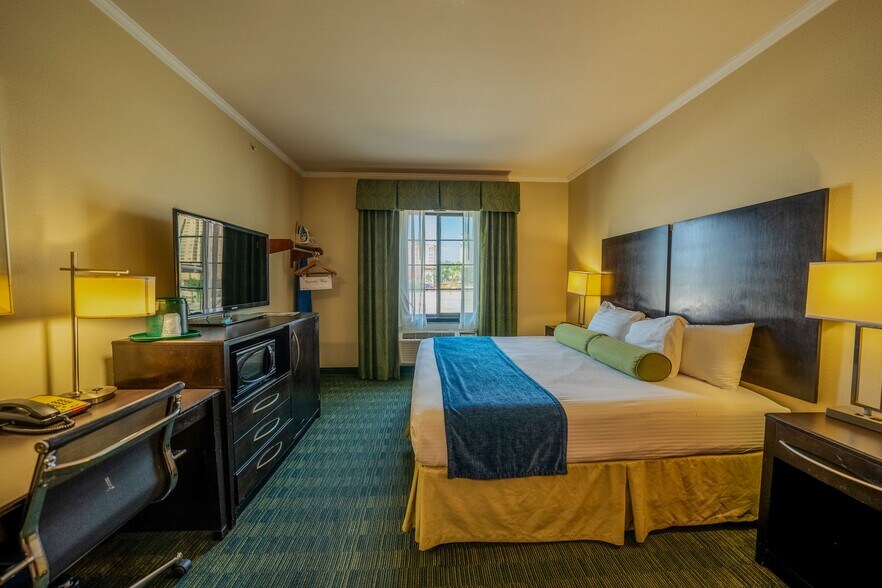 More Photos Of 1306 E Commerce St, San Antonio Hotel For Sale