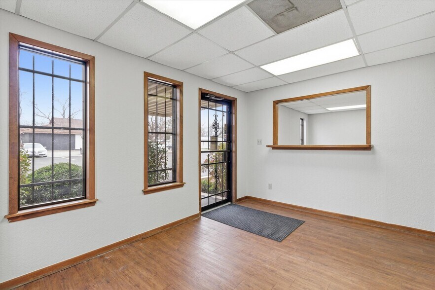 More Photos Of 321 Cheatham St, San Marcos Office For Sale