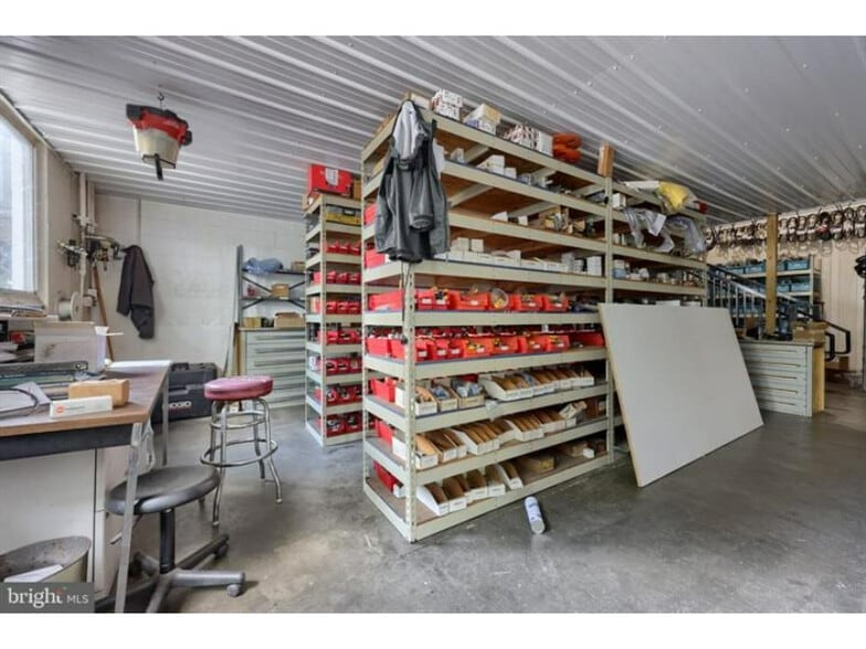 More Photos Of 240 Railroad Ave, Bird In Hand Flex For Sale