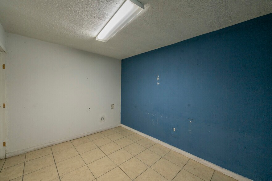 More Photos Of 2833 Roosevelt Ave, San Antonio Industrial For Lease