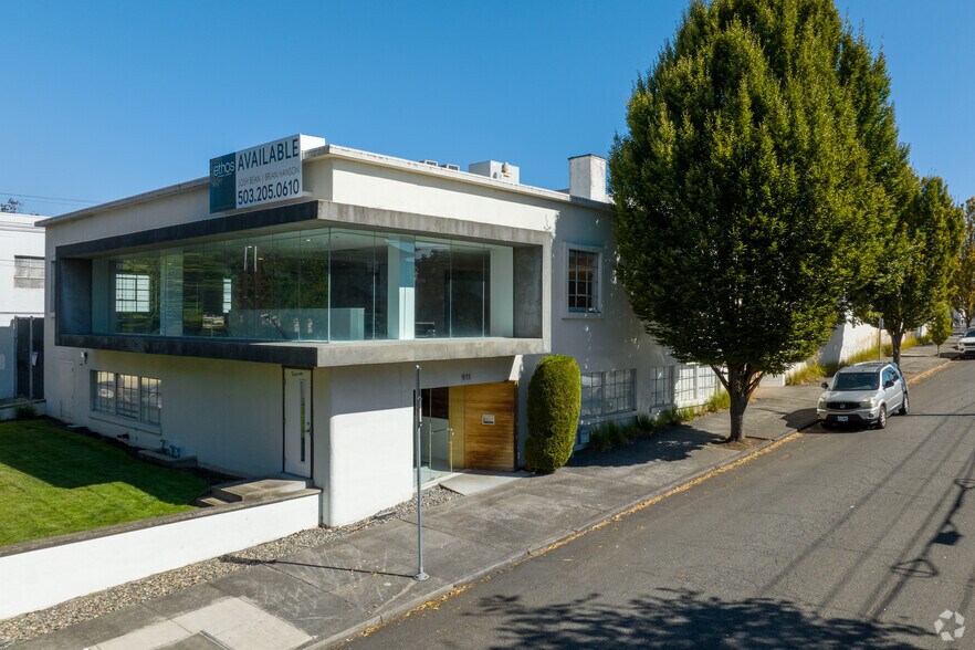 More Photos Of 911-915 NE Davis St, Portland Flex For Lease
