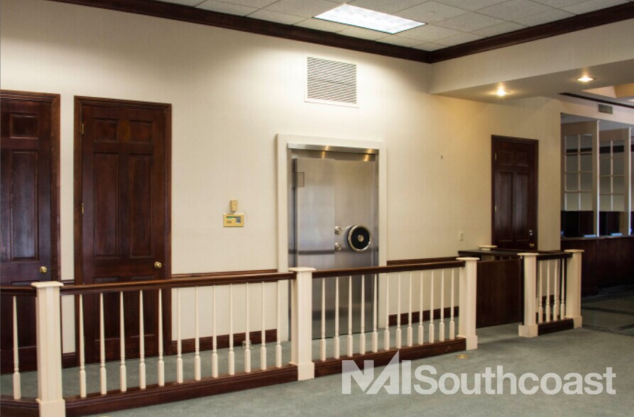 More Photos Of 7000 SE Federal Hwy, Stuart Office For Lease