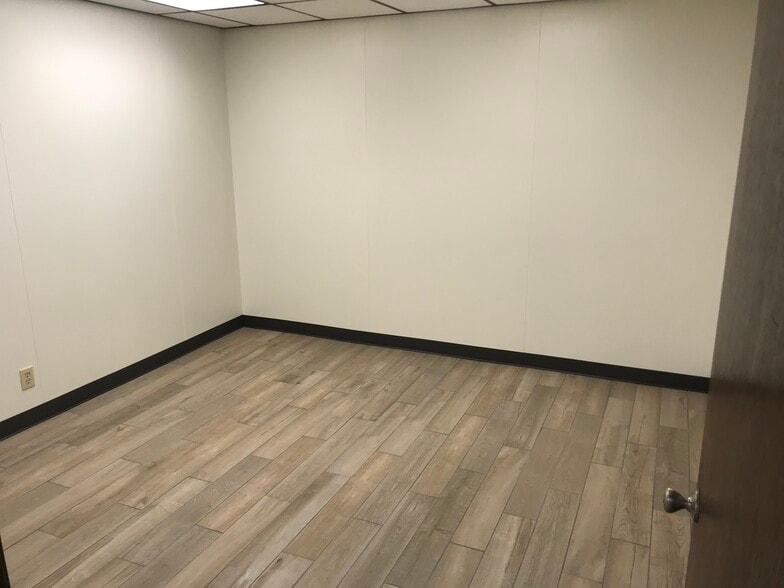 More Photos Of 1109 W Detroit St, Broken Arrow Warehouse For Lease