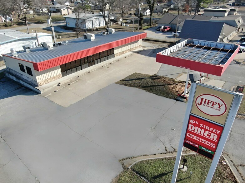 Primary Photo Of 607 S Main St, Grove Service Station For Sale