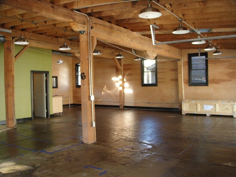 More Photos Of 716 W 34th St, Minneapolis Storefront Retail Office For Lease