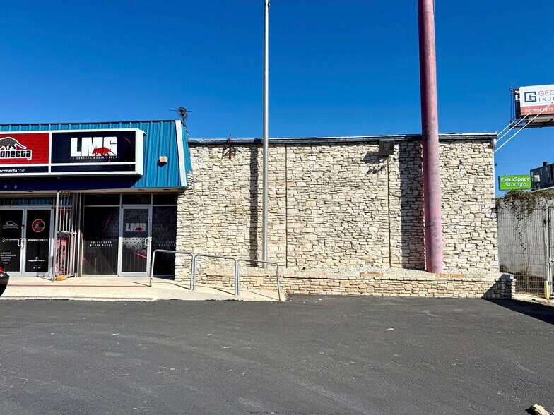 More Photos Of 5607 Kenwick St, San Antonio Showroom For Lease