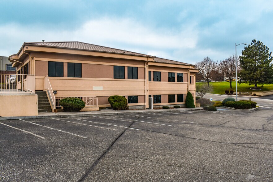 More Photos Of 1110 N Center Pky, Kennewick Office For Lease