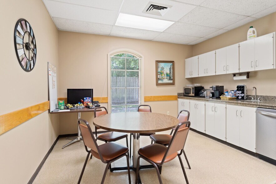 More Photos Of 2201 W Congress St, Lafayette Office For Sale