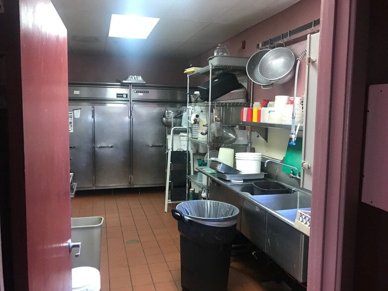 More Photos Of 8465 Old Redwood Hwy, Windsor Freestanding For Sale