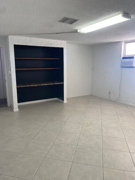 More Photos Of 5800 Houchin St, Naples Self Storage For Lease