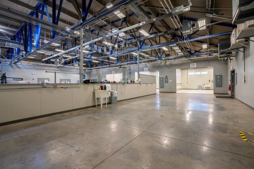 More Photos Of 900 W Indiana St, Evansville Distribution For Lease