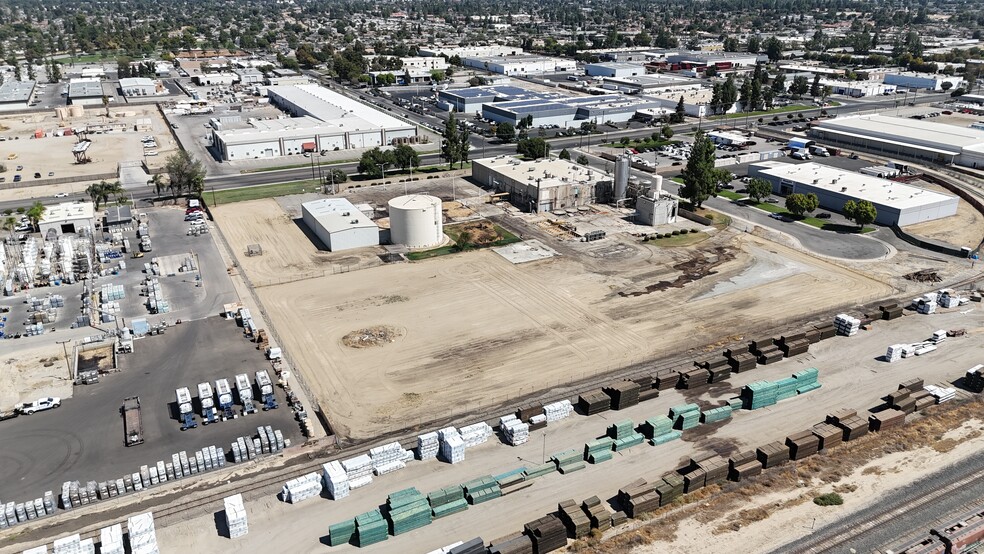 Primary Photo Of 5455 District Blvd, Bakersfield Distribution For Sale