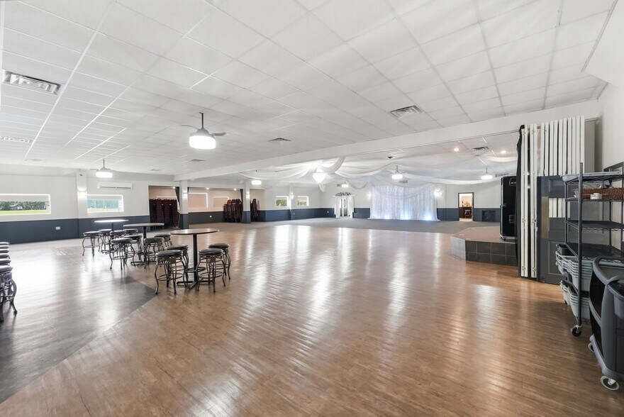 More Photos Of 691 S Main St W, Richmond Restaurant For Sale