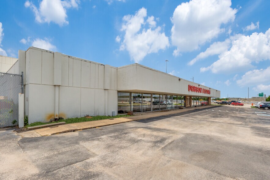 More Photos Of 12925 Lyndon B Johnson Fwy, Garland Showroom For Lease