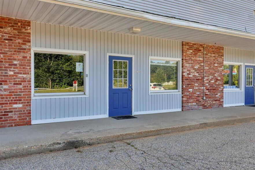 More Photos Of 32 E Hampton Rd, Marlborough Freestanding For Lease