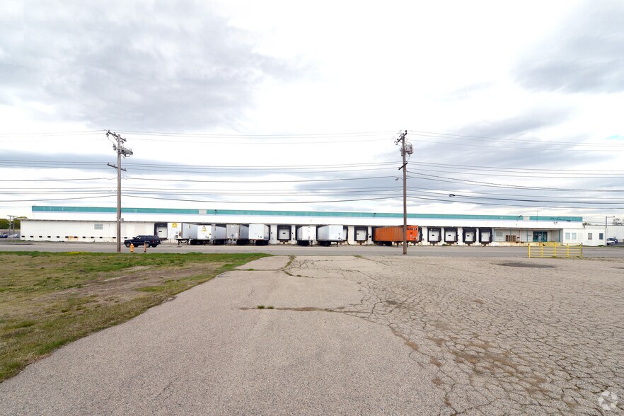 More Photos Of 60 Delta Dr, Pawtucket Warehouse For Lease