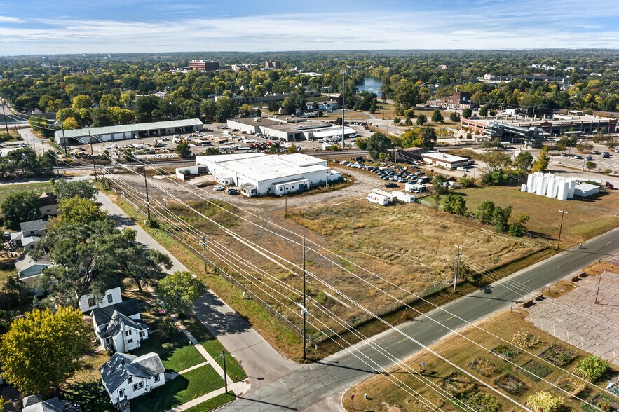 More Photos Of 2707 6th Ave, Anoka Warehouse For Sale