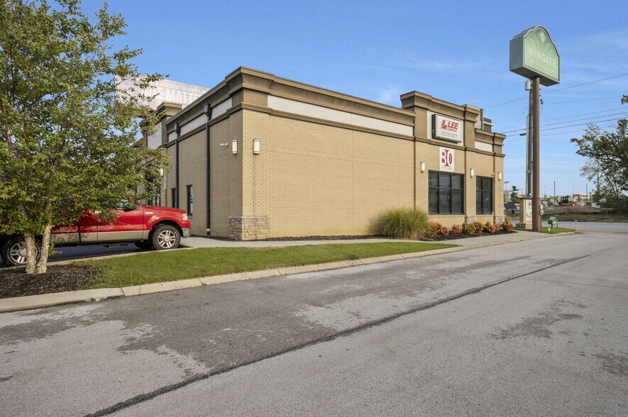 More Photos Of 7308 Shallowford Rd, Chattanooga Storefront Retail Office For Lease