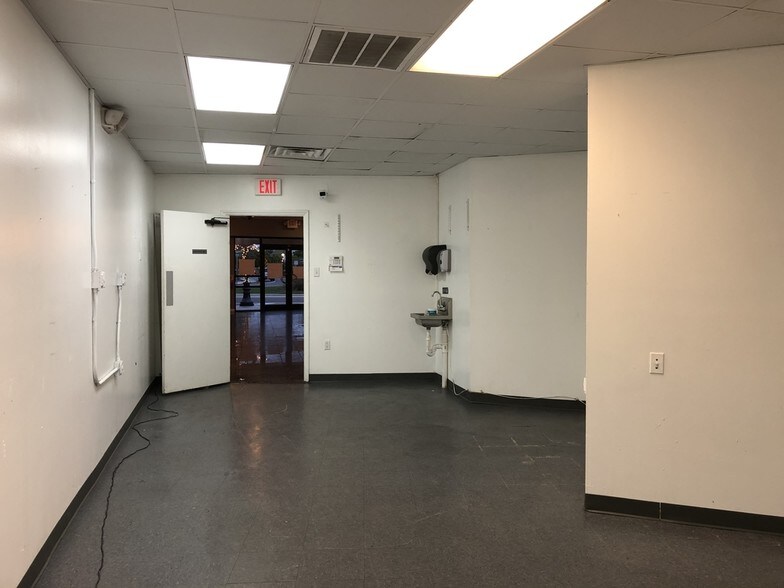 More Photos Of 380 St Armands Cir, Sarasota Unknown For Lease