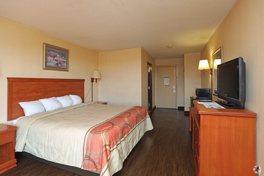 More Photos Of 127 Ontario Dr, Mount Hope Hotel For Sale