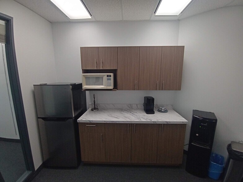 More Photos Of 1420 Blair Towers Pl, Ottawa Office For Lease