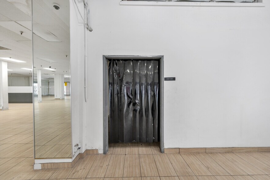 More Photos Of 6315-6323 Pacific Blvd, Huntington Park Storefront For Lease