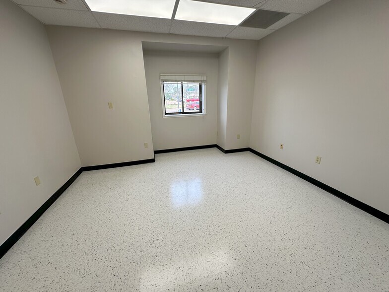 More Photos Of 1341 N Highland Ave, Jackson Office For Sale