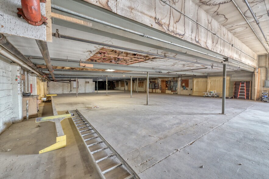 More Photos Of 106 E Smith St, Iron Mountain Distribution For Sale