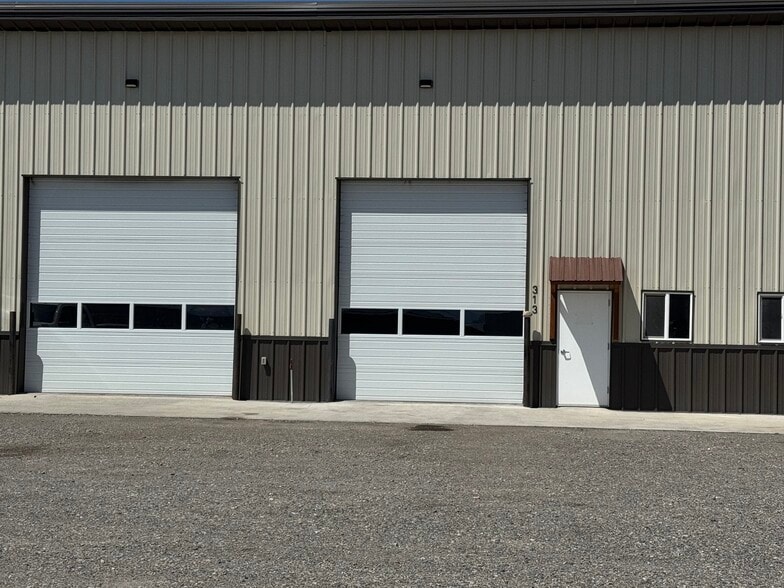Primary Photo Of 313 Skyway Blvd, Belgrade Office For Lease