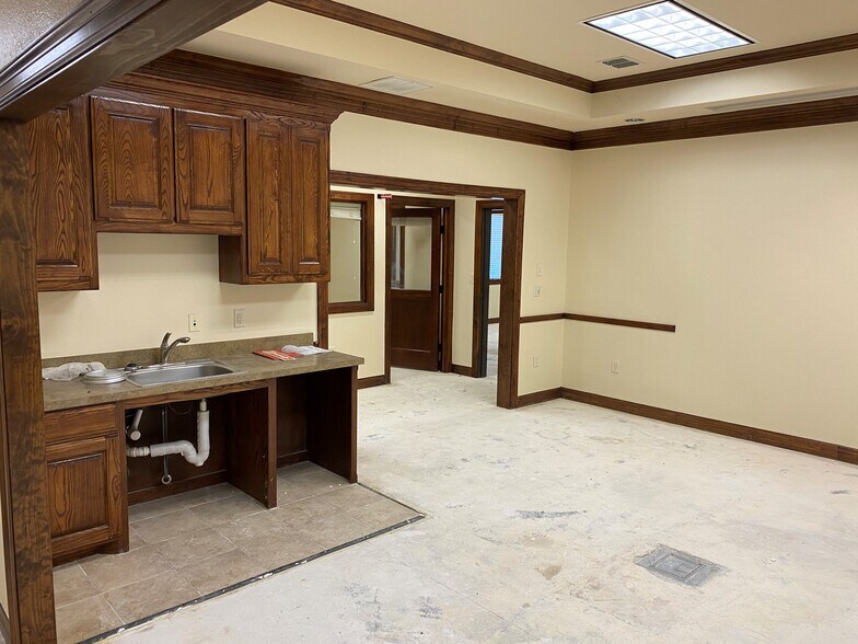 More Photos Of 8313 Whitley Rd, Watauga Office For Sale